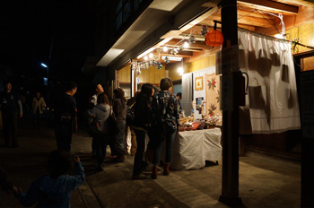 Toro Matsuri (Festival): Nokishita Gallery at night